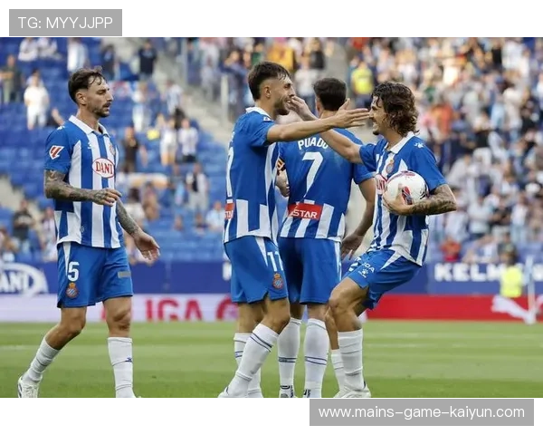 波尔图中场核心送出关键直塞，前锋单刀斩获进球