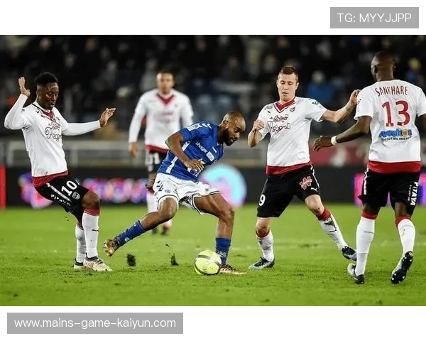 里昂中场渗透精准,法甲战局再现悬念